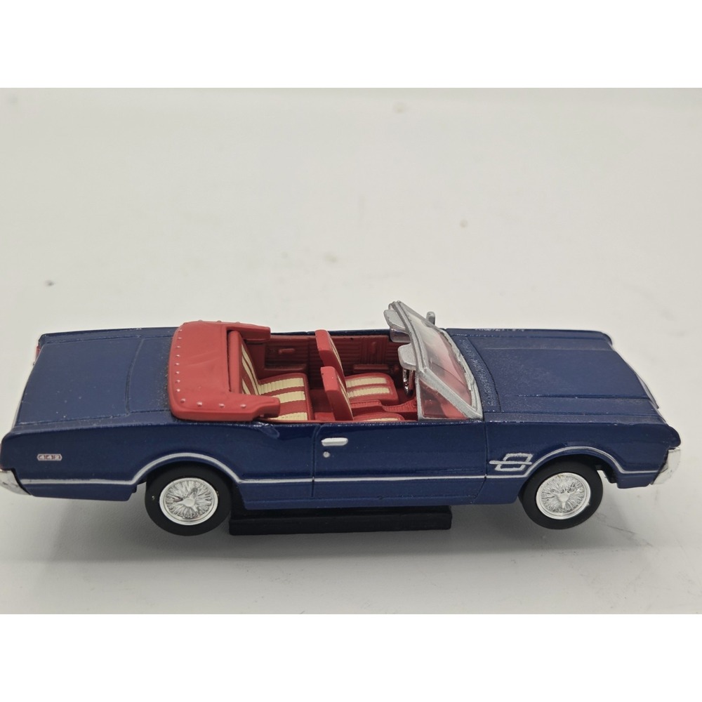 1966 Oldsmobile 442 Convertible 1:43 Diecast Model Car Blu